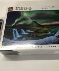 King International King - Legpuzzel Noorderlicht, Kirkjufell, Iceland - Landscape Collection - 1000 Stukjes Volwassenen | 68 X 49 Cm | Inclusief Unieke En Praktische Rode, Blauw Schrijvende Laserbalpen In Luxe Opbergbox.