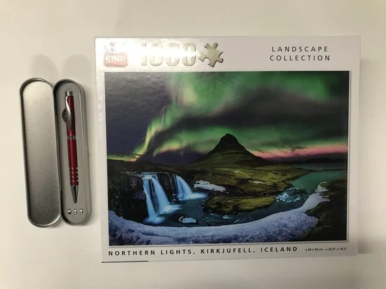 King International King - Legpuzzel Noorderlicht, Kirkjufell, Iceland - Landscape Collection - 1000 Stukjes Volwassenen | 68 X 49 Cm | Inclusief Unieke En Praktische Rode, Blauw Schrijvende Laserbalpen In Luxe Opbergbox. 2 King International King - Legpuzzel Noorderlicht, Kirkjufell, Iceland - Landscape Collection - 1000 Stukjes Volwassenen | 68 X 49 Cm | Inclusief Unieke En Praktische Rode, Blauw Schrijvende Laserbalpen In Luxe Opbergbox. - Afbeelding 2